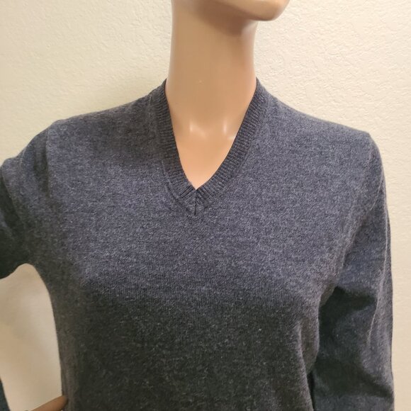 BANANA REPUBLIC 100% EXTRA FINE MERINO WOOL V-NECK PULLOVER SWEATER sz M - Picture 2 of 4